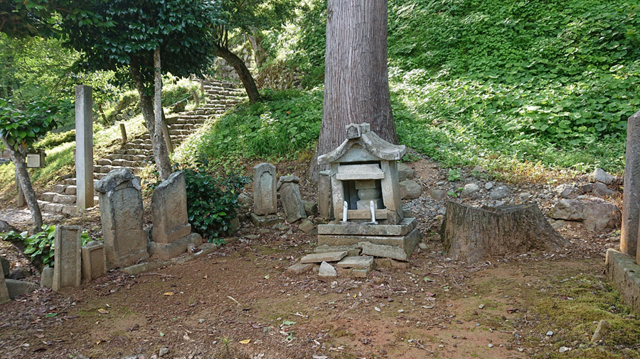 朝倉義景墓所の周辺にある複数の墓石・石仏